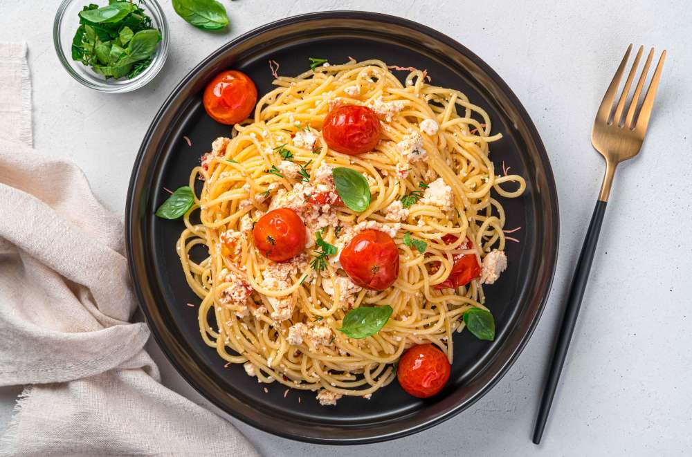 Learn how to make a fast and tasty recipe of pasta with olive oil, tomatoes, basil and mozzarella