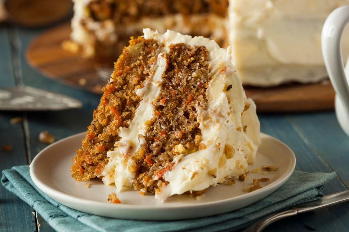 Learn how to make carrot cake with olive oil instead of butter and discover all the healthy benefits